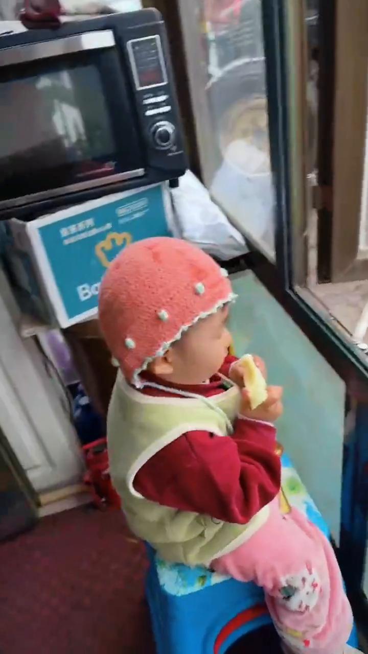 这是小豆的沉默。事情是这样的，他其实原本可以出去玩，但是被紧急召回。这是召回后的