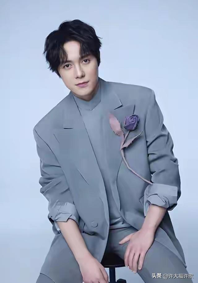 声线抓人，气质绝杀：《夜色正浓》张超凭“董越”成全场亮点——
 
    都市职