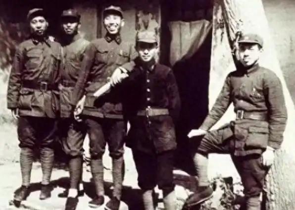 红军整编为八路军后，陈伯钧担任359旅旅长，正要奔赴前线时，发生了一件意外。一天
