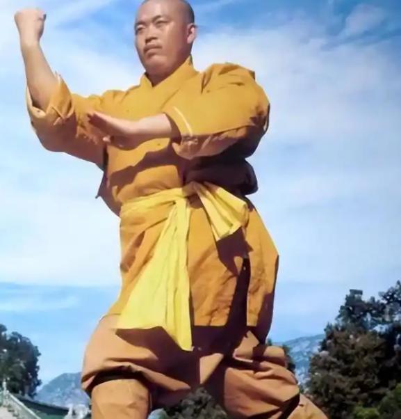 释永信真是个谜
穿成这样不像打拳的

明明穿着90年代的袜子配休闲鞋，
连打拳的