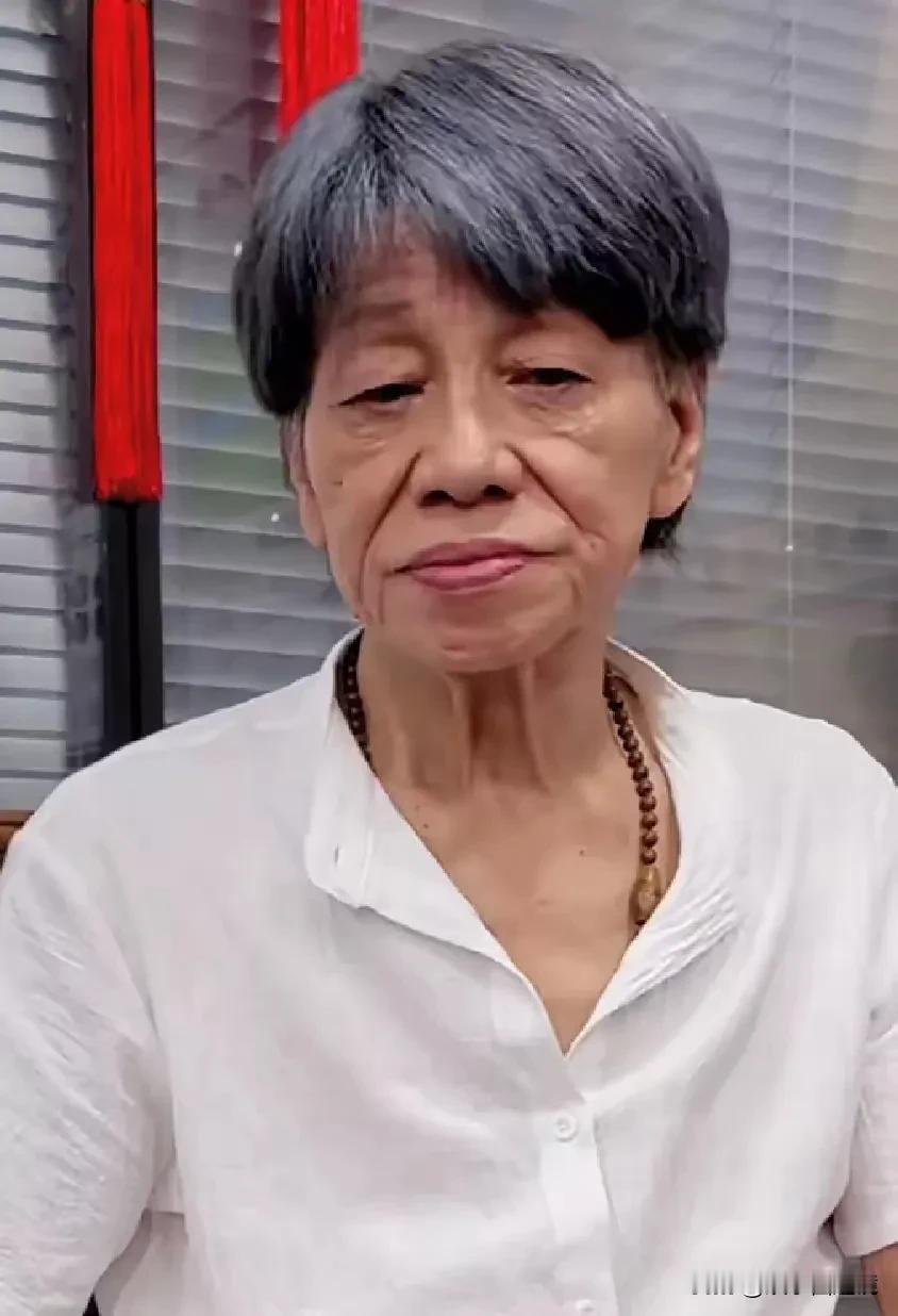 照片中这个人，80年代在香港影视圈非常的红，如今看到他，估计很多人都认不出来了吧