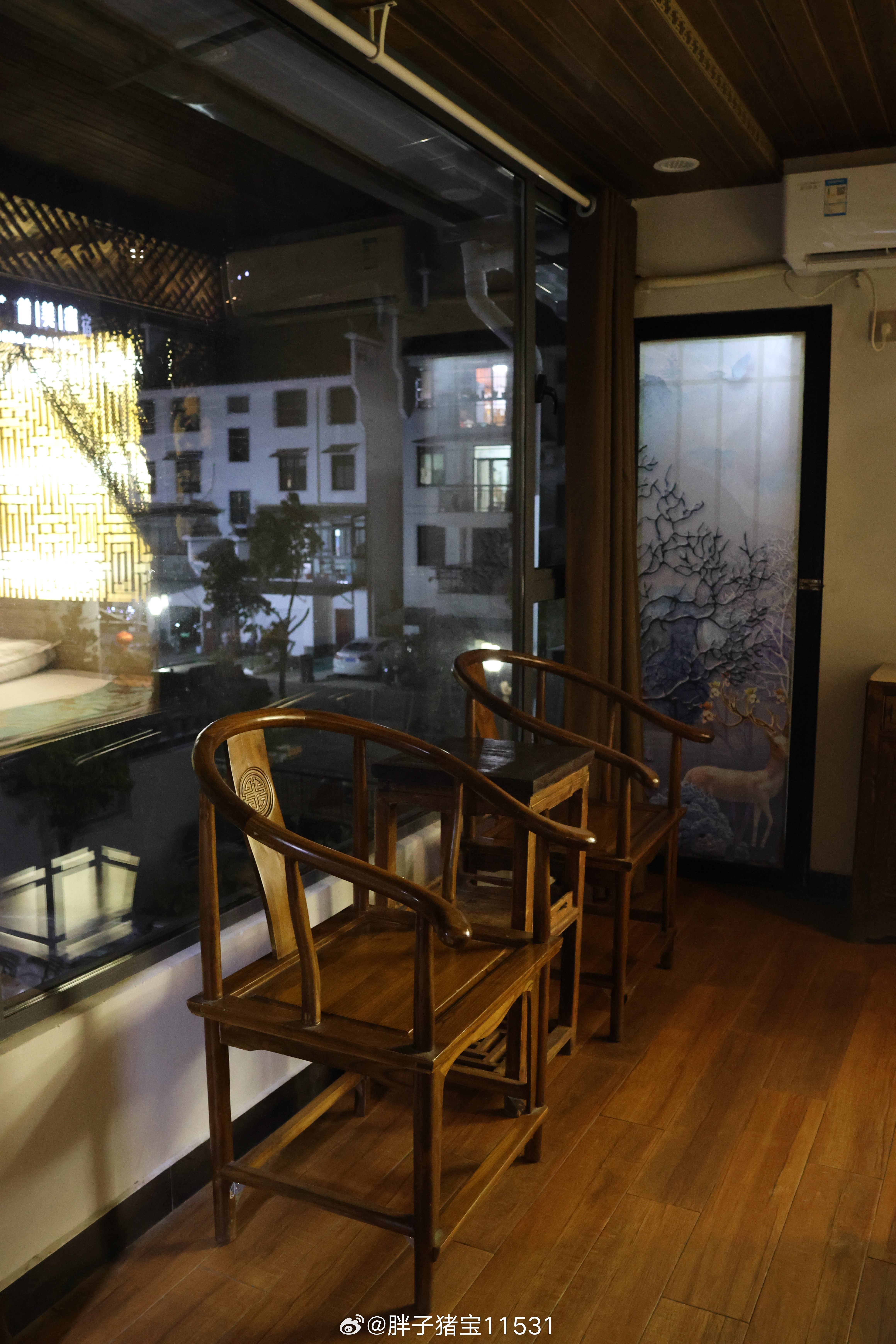 入住宏村的小院，现在有点特色的民宿也真的不错呢。今天早晨醒来就有一个不好的消息，