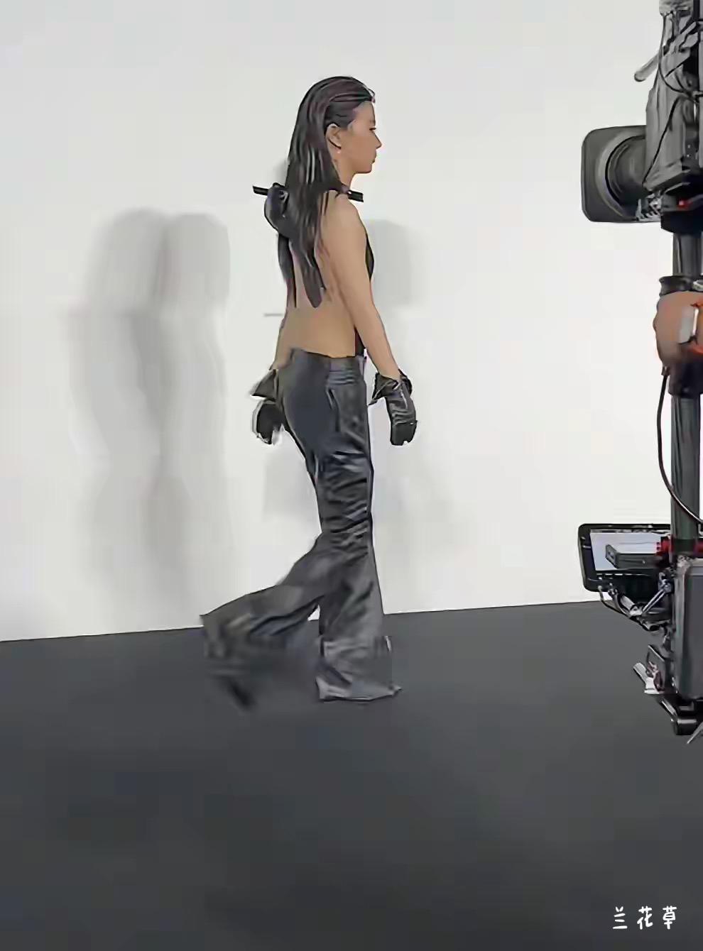 单依纯，够露的。  
实力可以的，为什么靠出相走红？