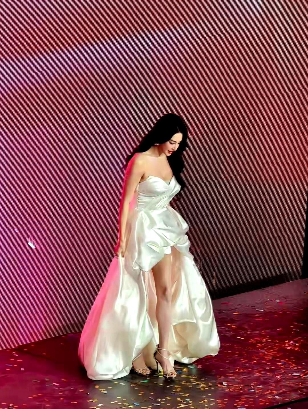 张雨绮这身材简直是内娱天花板！
 

她穿抹胸造型时，好身材很亮眼，胸腰比突出，