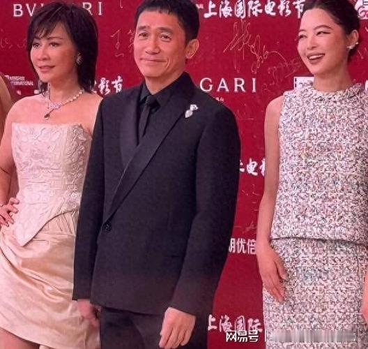 上影节闭幕式合影时，辛芷蕾原本已经站定，见到前辈刘嘉玲走来，立刻从容侧身，大方让
