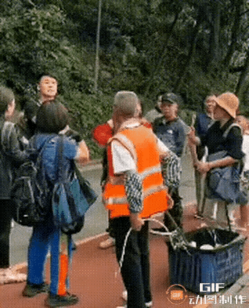 一个独特的关注点，贵州黔灵山猴子请来的这位南京逗比，他的同行女伴是他的女朋友或者