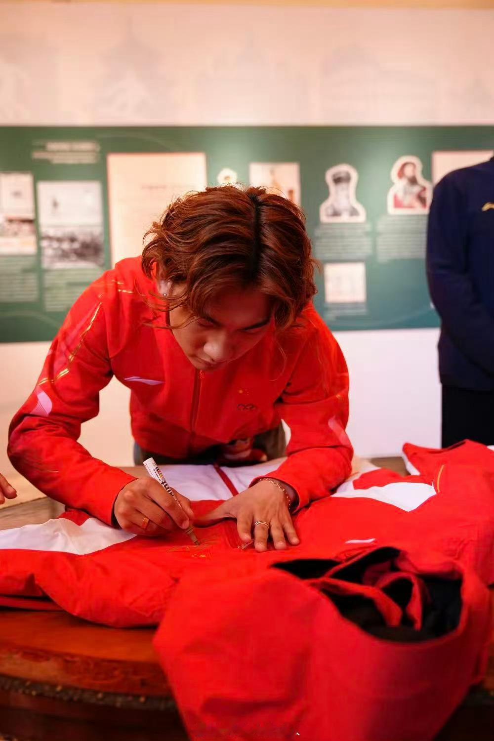 和苏翊鸣一起接好运米兰中国之家的苏翊鸣太亮眼了！赛后送新春祝福，身着领奖服气场全