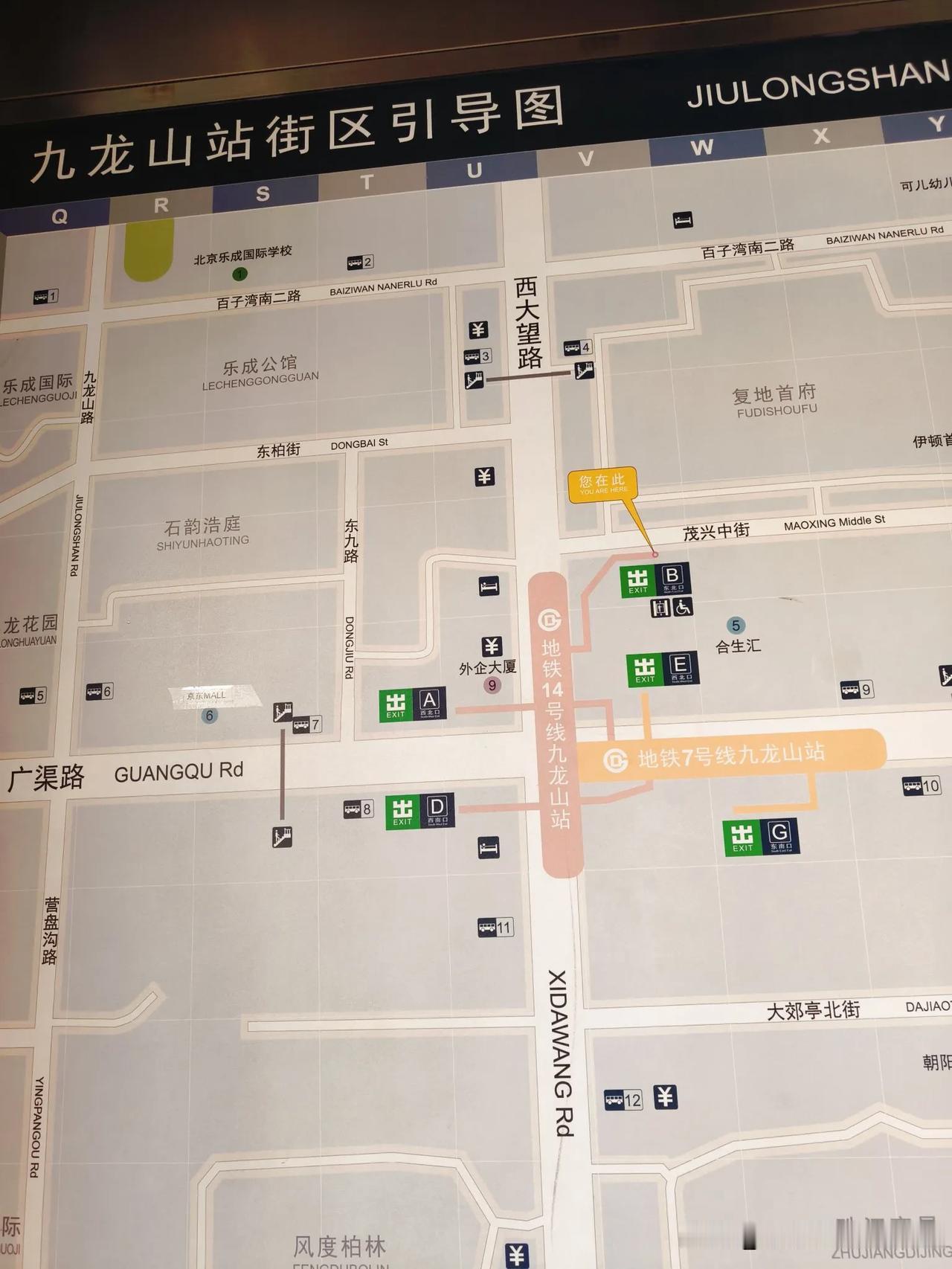通勤前往北京东站坐火车，建议从地铁九龙山站B口乘486/985路公交车，仅坐一站