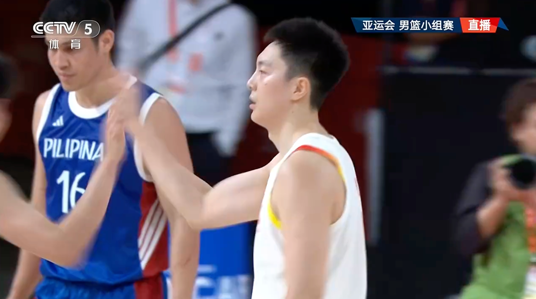 胡明轩突破终结，中国男篮半场66-30领先菲律宾36分。王俊杰14分、胡明轩11