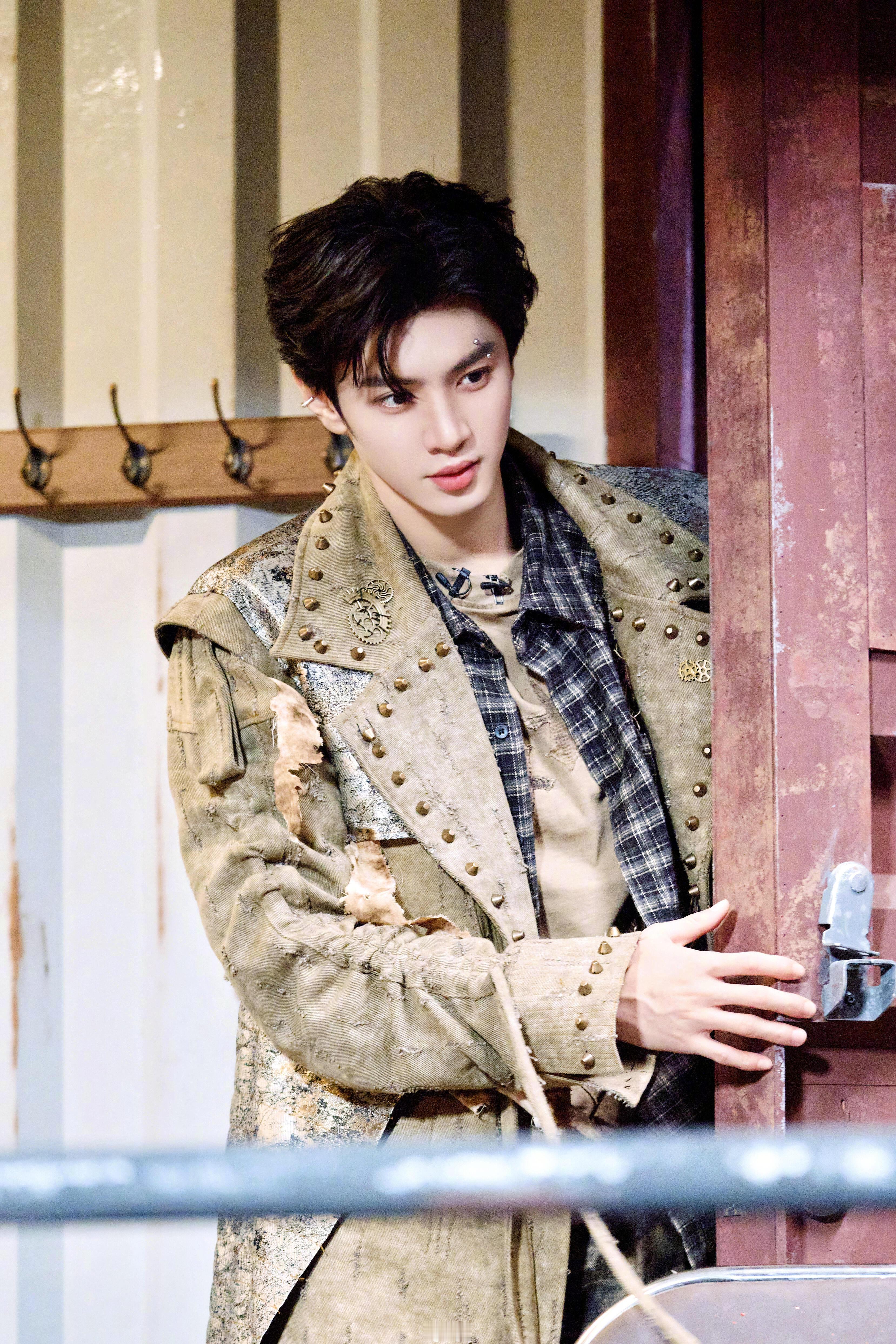 陈哲远录一次记一辈子 我怀疑陈哲远不是记性好，是那纹身贴压根撕不下来。不然怎么解