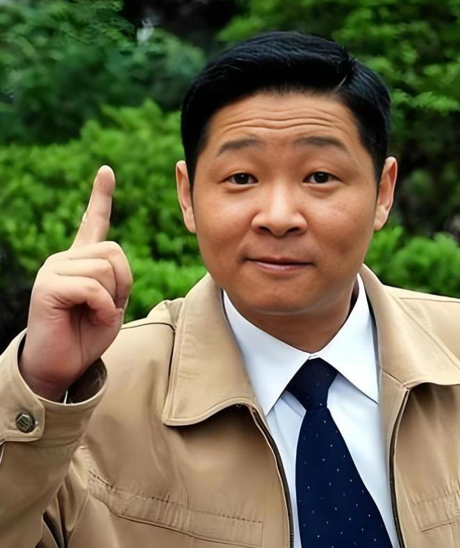 一次，主持人问赵亮：“你以前跟张国立演戏的，现在怎么去养鸡了？”赵亮说：“我现在