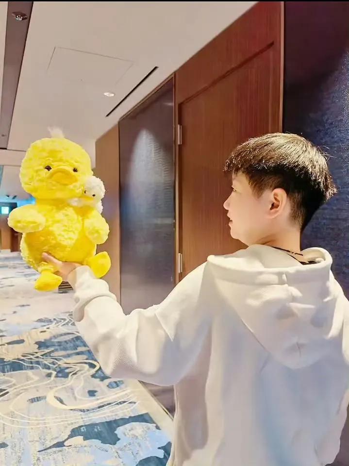 何卓佳晒出今晚和孙颖莎一起的合影。

在韩国仁川夺冠的孙颖莎，笑得很开心。手里拿