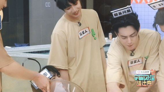 第一次见综艺有搓澡画面的，哈哈哈享受一下东北的搓澡服务