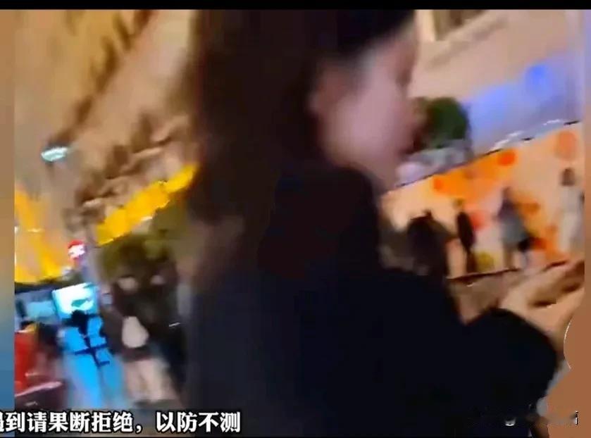 曝上海一男子在街头遇女生主动搭讪约炮，男子出门要保护好自己。
这该死的图片被媒体