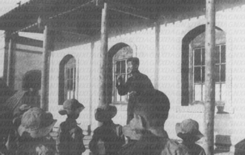 1938年，特务去小学抓地下党员杨文海，谁知刚到校门口，恰巧就碰到杨文海，特务赶
