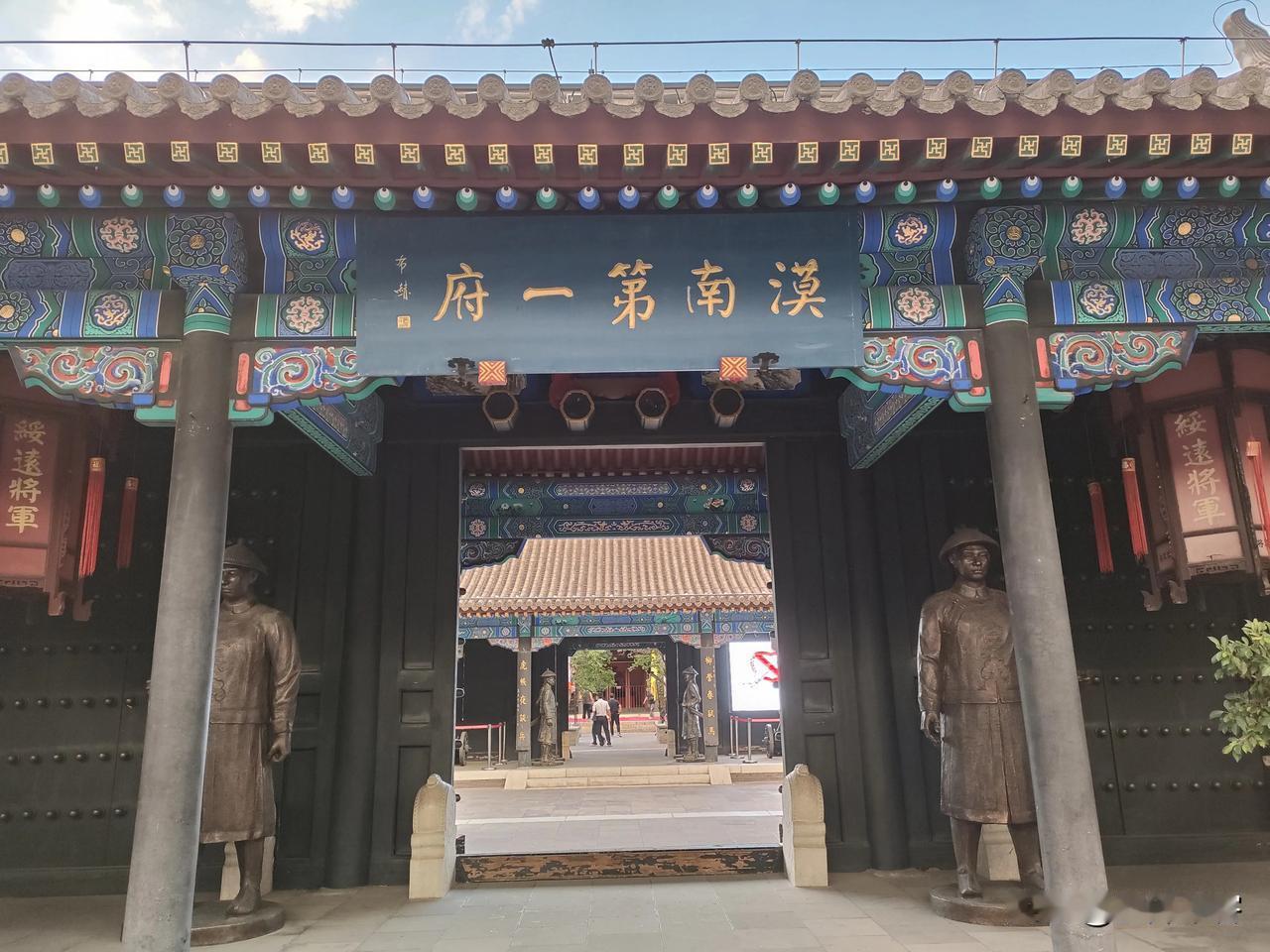 呼和浩特的市中心有一座近300年的古建筑群：将军衙署。它是绥远省府办公地，见证了