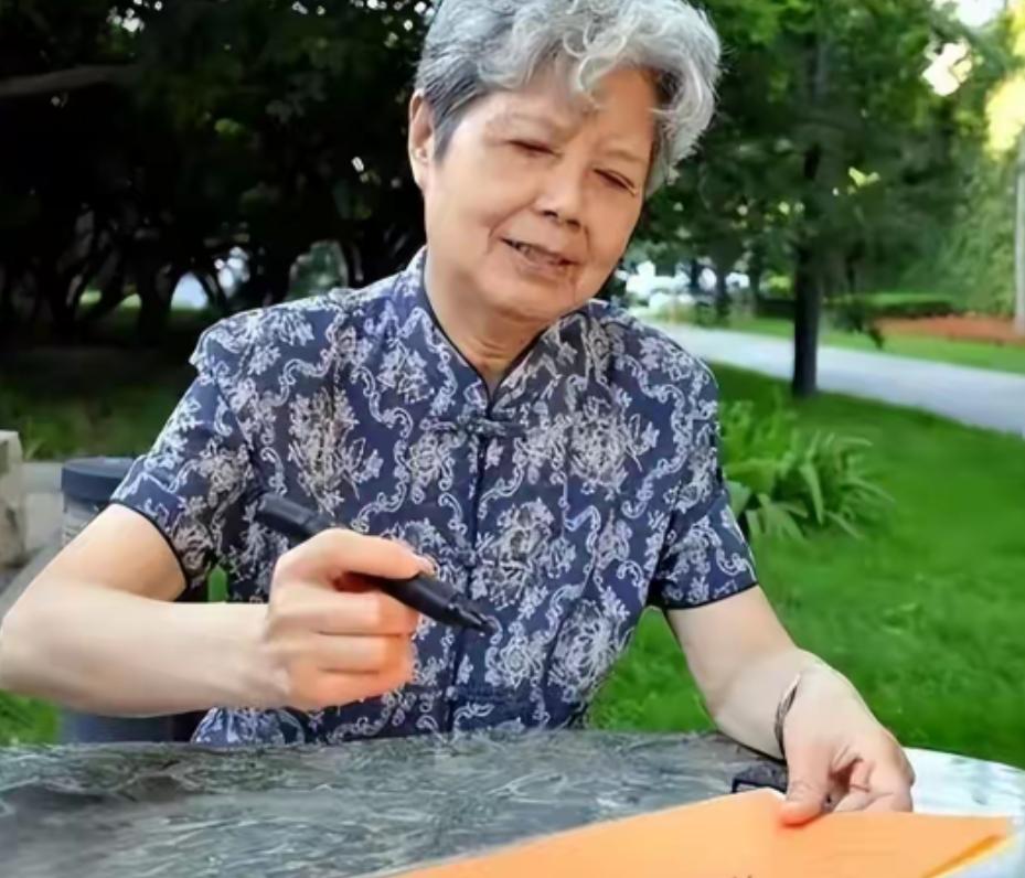 央视第一女主持人逝世，事业爱情圆满，唯独儿子成为她一生的遗憾
娱乐