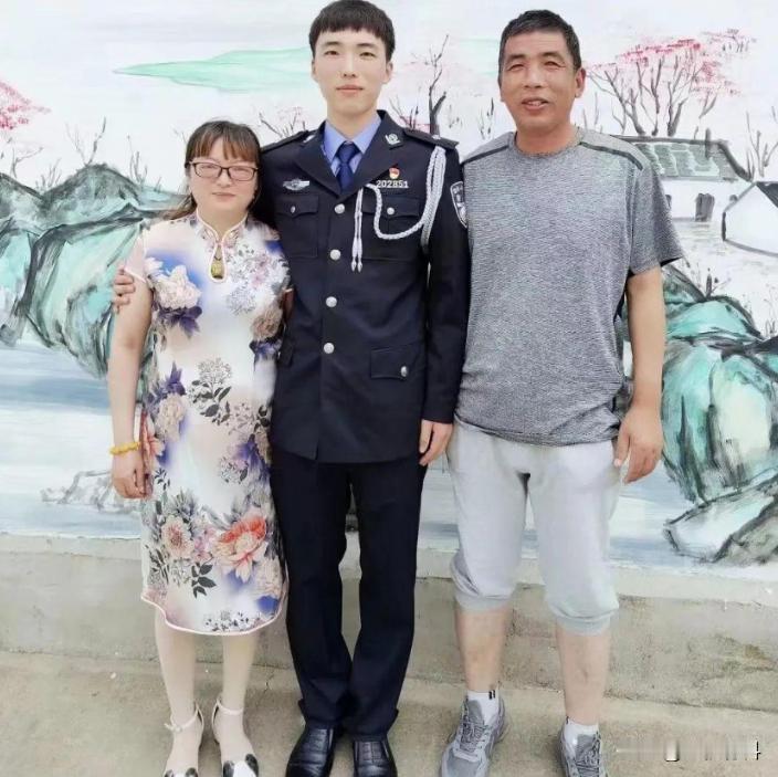 江苏一女子，儿子因公牺牲，她伤心欲绝，每天以泪洗面。一天，她在商场，突然看到“儿