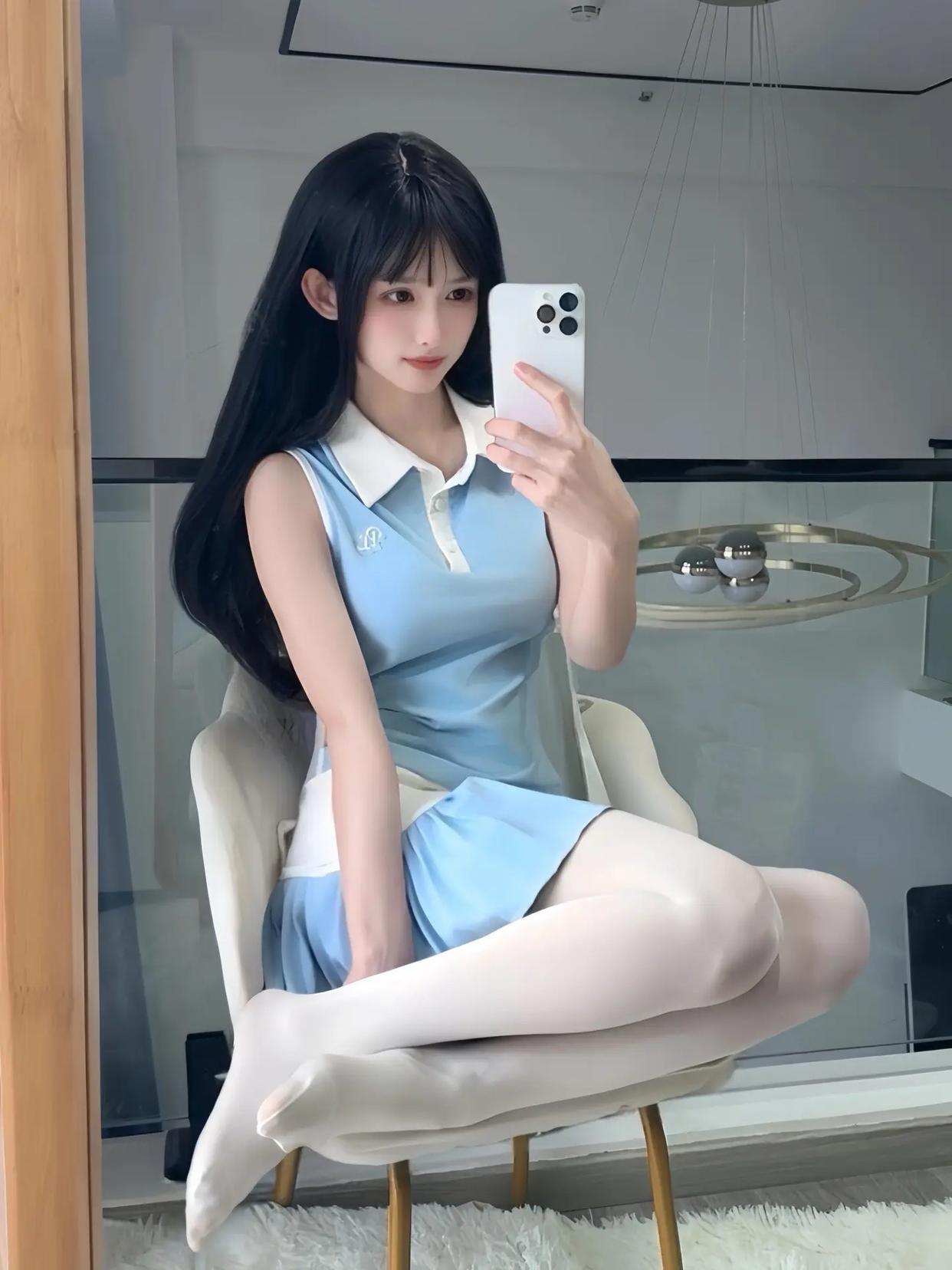 镜中人影，如梦似幻。