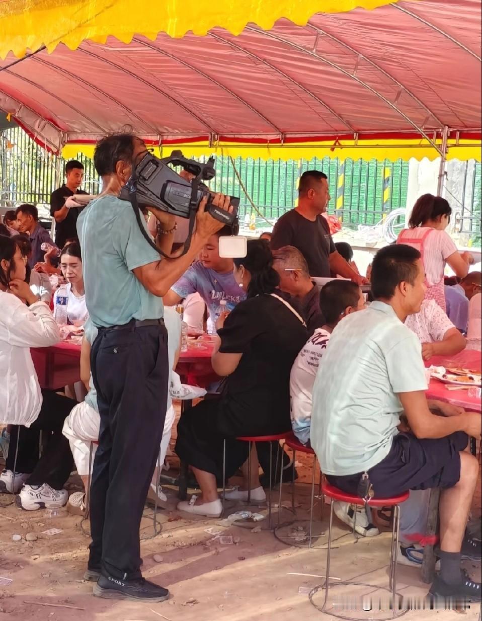 什么年代了婚礼，还有拿这种东西骗农村人的！
 
新娘花1500请的婚礼摄像，居然