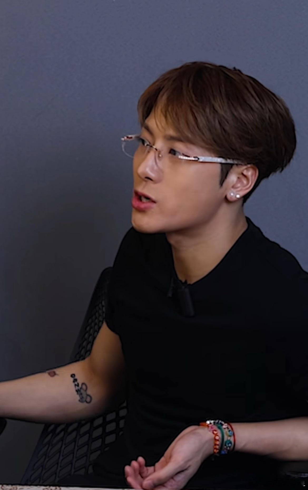 看似随意原来还是做了造型的 看这鸡屁股头 老钱风造型好帅啊[捂嘴哭]王嘉尔 ​​