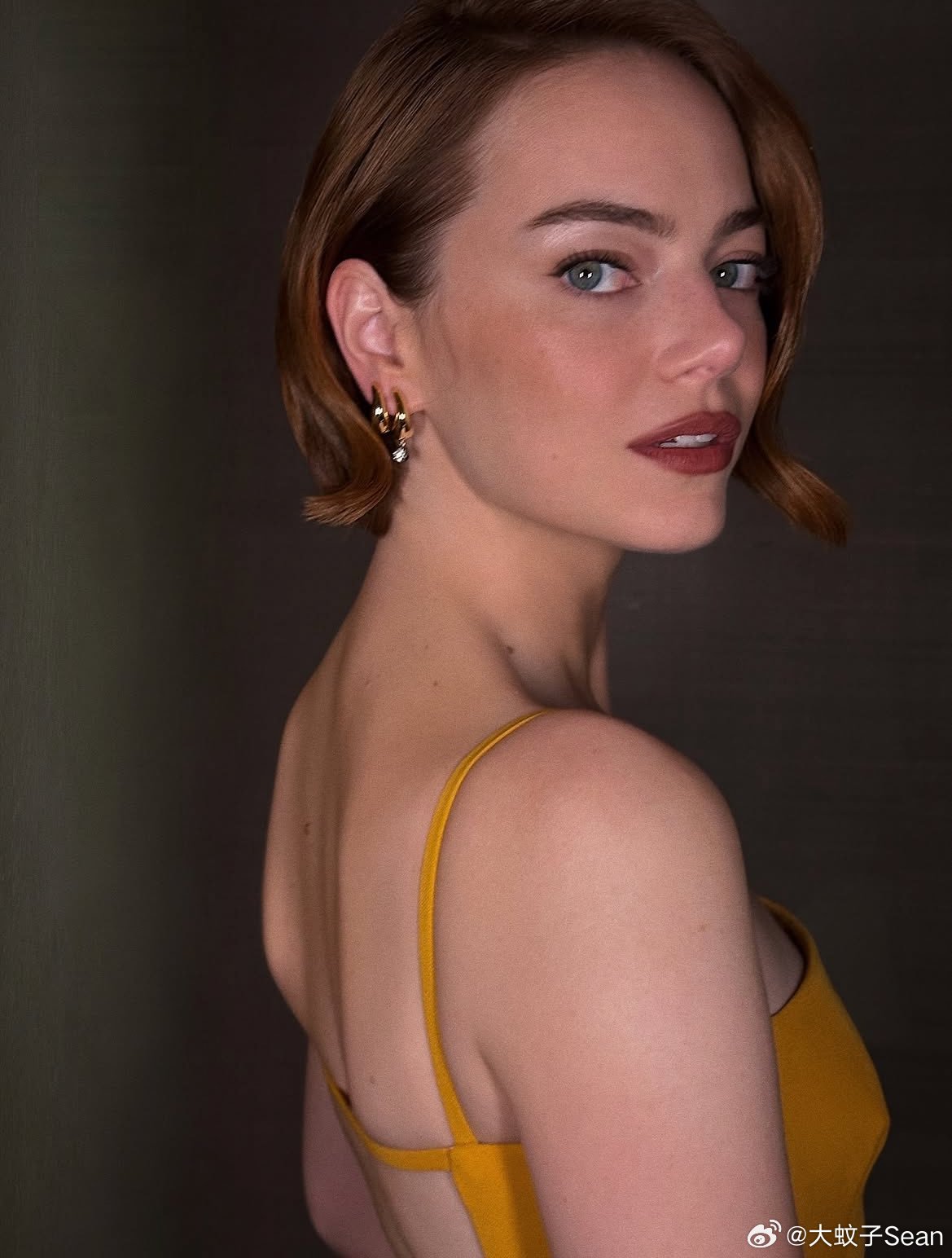 Emma stone艾玛斯通今天出席《Bugonia》伦敦电影节首映礼的妆发细节