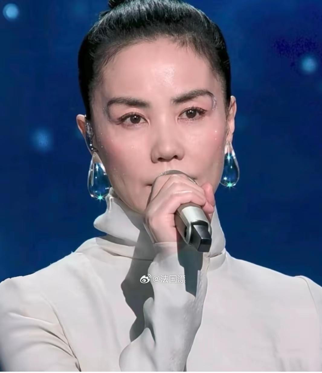 王菲凭一对括号眉再上热搜，
反倒让不少人
放下了容貌焦虑。

         