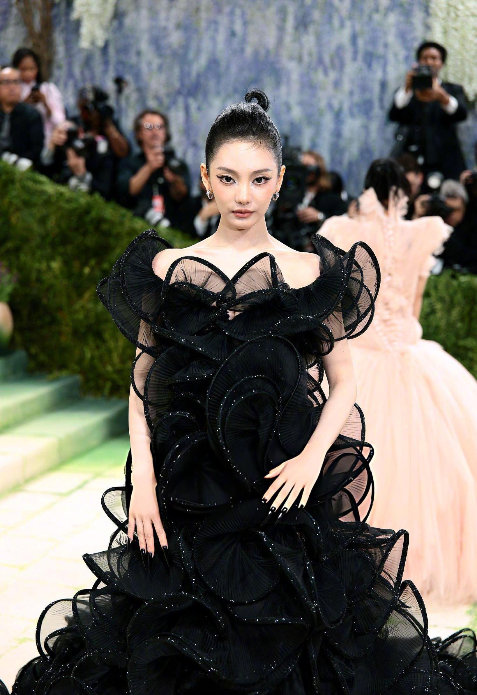 宁艺卓身着GUCCI特别定制黑色立体褶饰礼服，亮相MetGala 红毯，今天状态