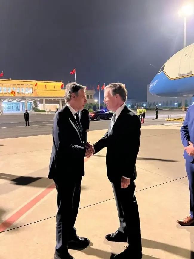 布林肯匆匆回国，伯恩斯深夜送别。布曰：盯好兔子，随时汇报。伯曰：这里不用你操心，