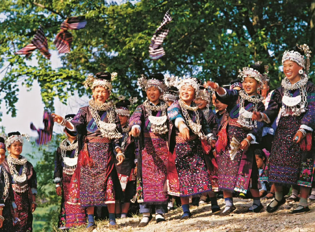 不知是苗装为苗女增色，还是苗女令苗装鲜活？