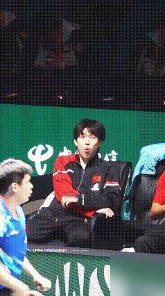 蒯曼今天混双一个挑打发球，给旁边的王楚钦惊出表情包，小石头在旁边也比了一个牛波的