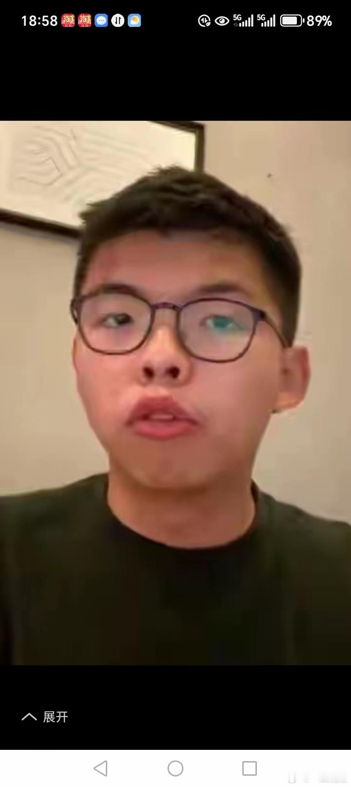 这人名叫黄之锋，他是个乱港份子，以前看他很嚣张的样子。他也因罪被判刑五十六个月，