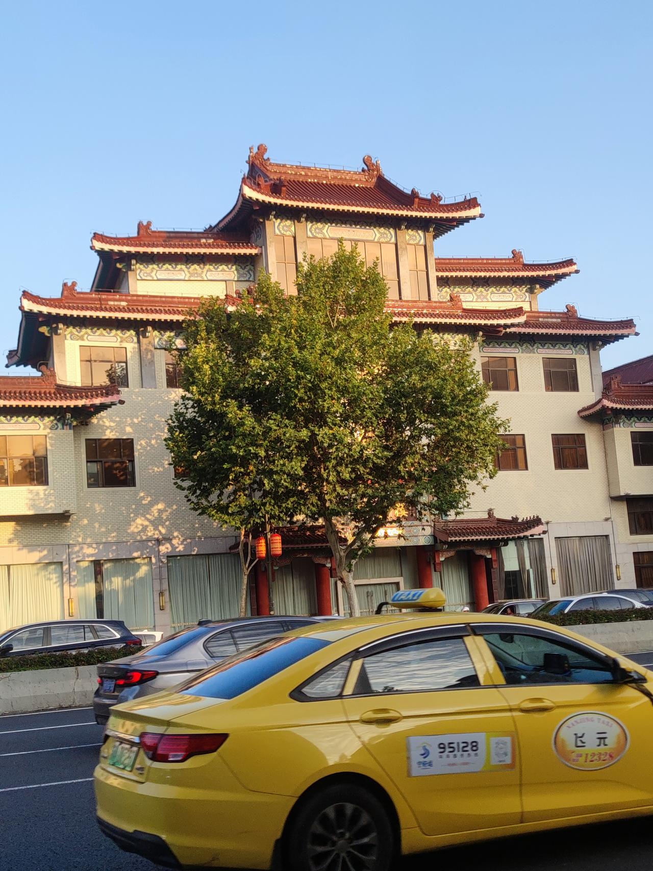 我问了一下豆包送理财经理小礼物的事，豆包就知道我买理财产品了，一下给了我不少理财