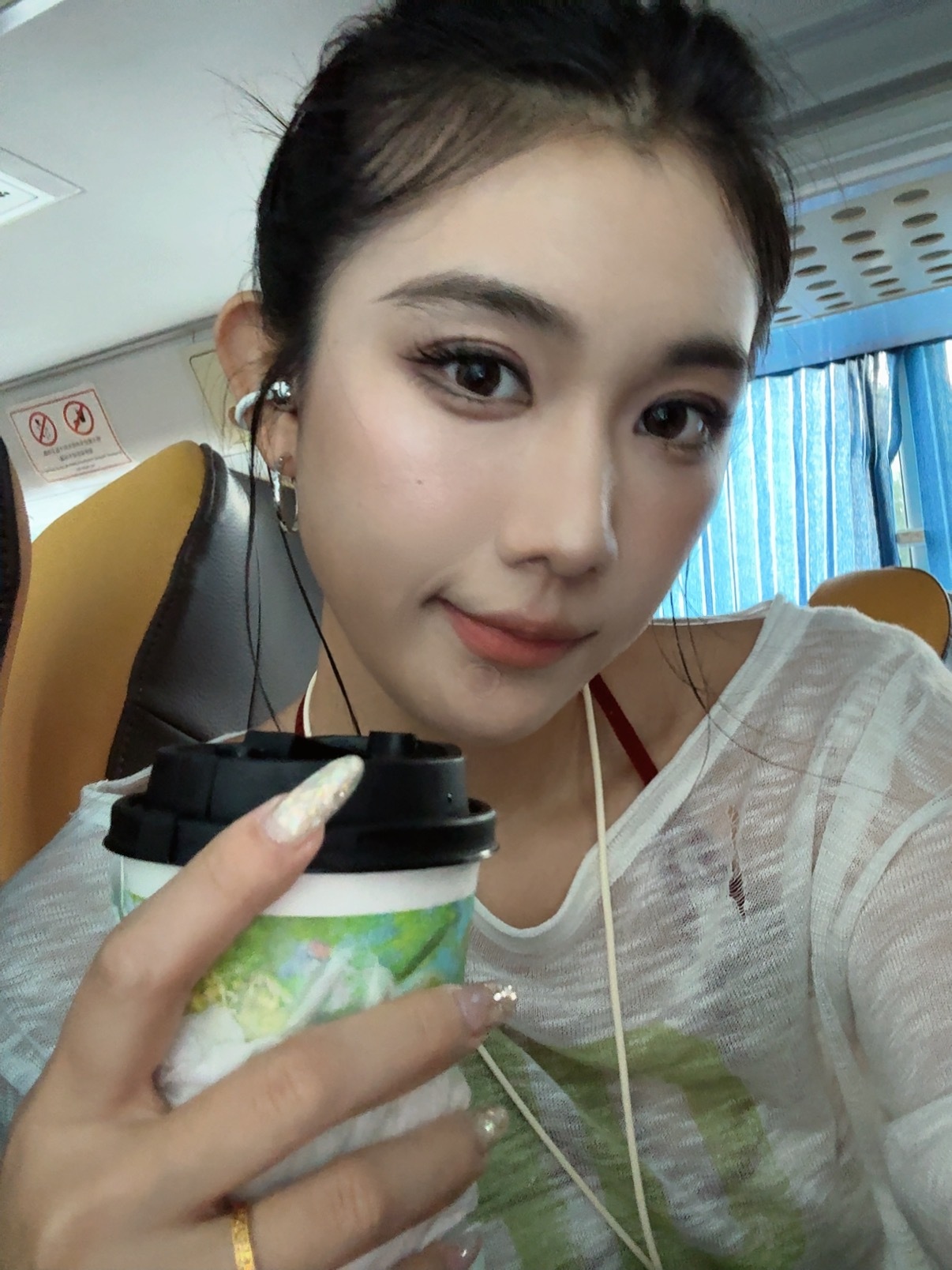 今天长这样🤳不敢相信中午才从安徽到的杭州，这会又到上海了就是赶路赶的我好饿！卷