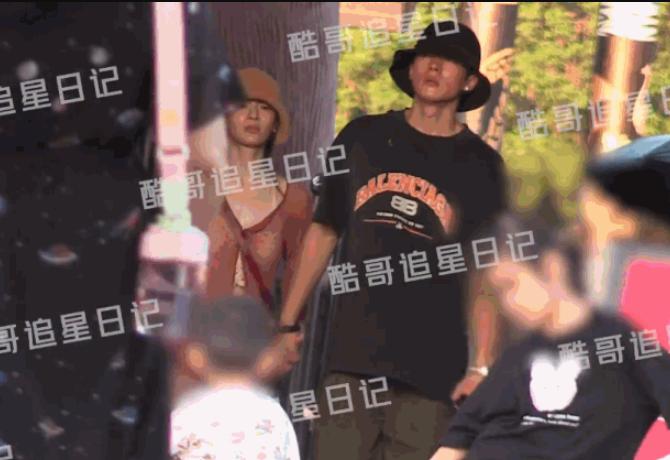 钟楚曦和“封神质子团”的侯雯元揽腰牵手逛街，这算是亲密表现的实锤，也被认为是恋情