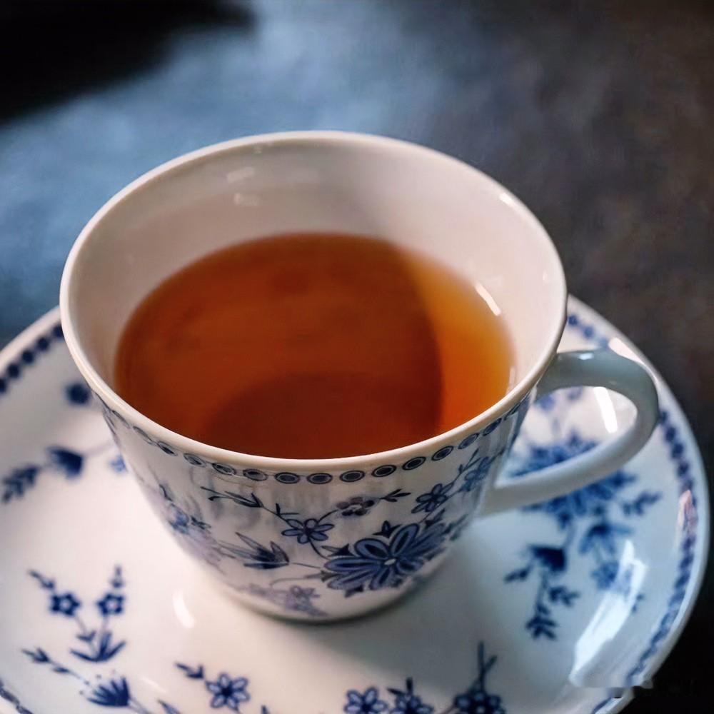 《光阴茶韵·鹧鸪天变体》
叶舞清波似岁途，浮沉辗转意难殊。慢熬一盏即真道，淡煮半