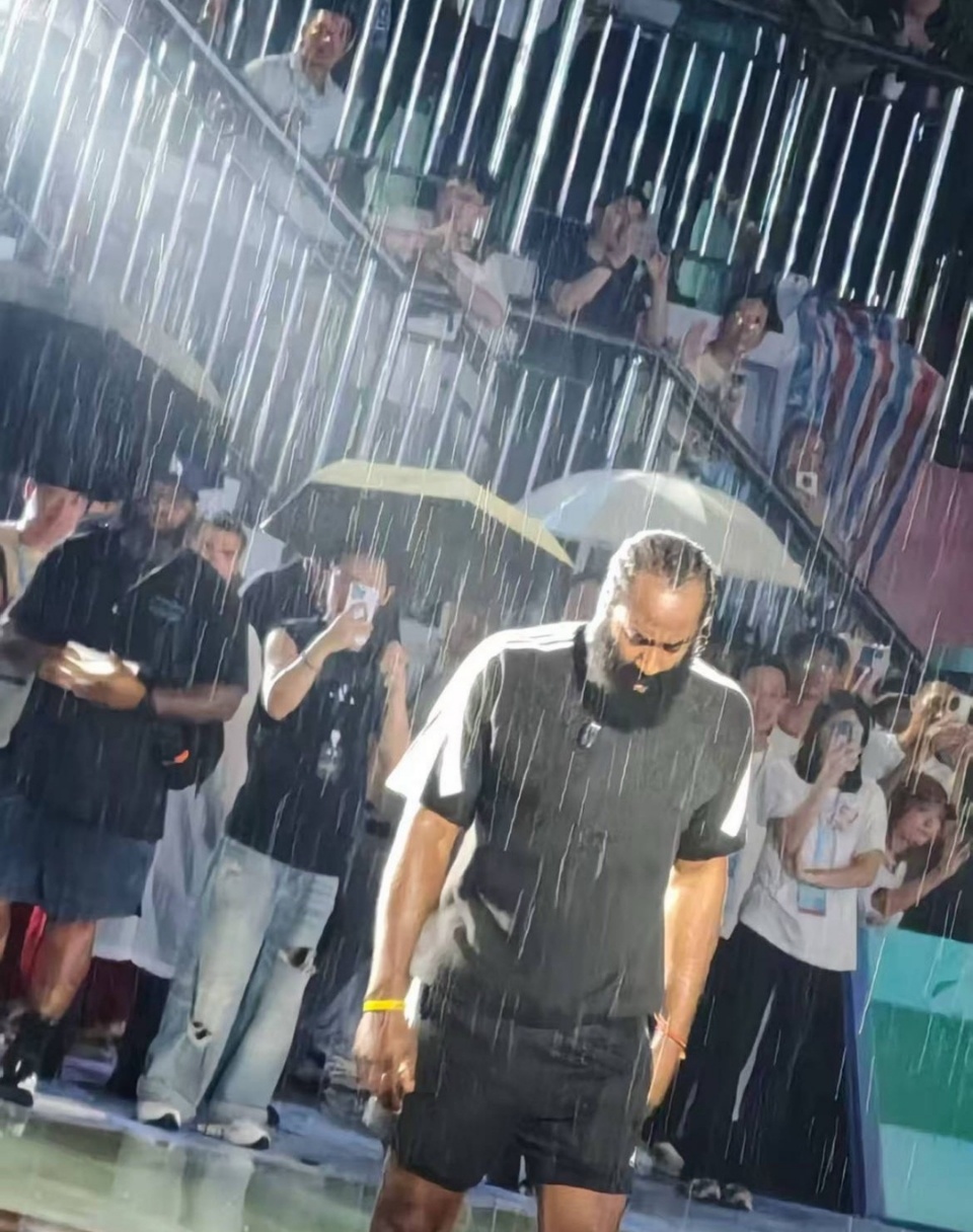 哈登中国行  穿唐装，打咏春，冒雨为球迷签名，这就是哈登人气为何这么高的原因：第