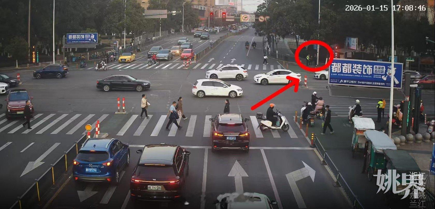 宁波余姚铁骑暖心守护助走失老人平安归家 近日，宁波余姚，余姚开丰路与四明西路交叉