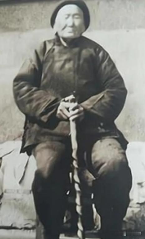 1941年，有个老太太请她当汉奸的侄子吃饭。吃着吃着，老太太忽然神神秘秘地小声说