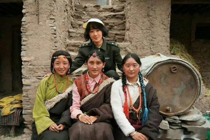 剧组小演员分享杨紫合照杨紫生命树剧组合照 杨紫生命树剧组合照，剧组小演员分享杨紫