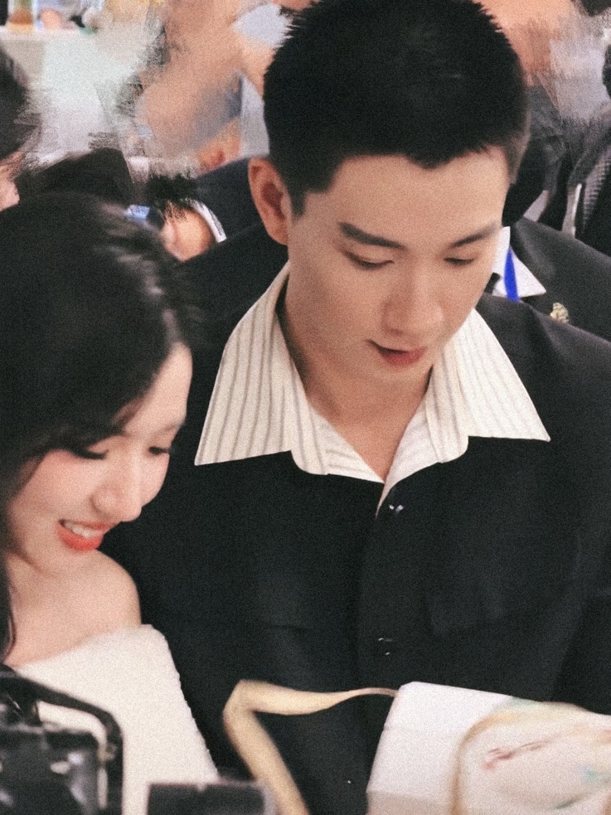 误入王子奇苏晓彤婚礼现场王子奇苏晓彤纯婚礼现场啊，还发喜糖穿红衣，不管豹豹猫猫就