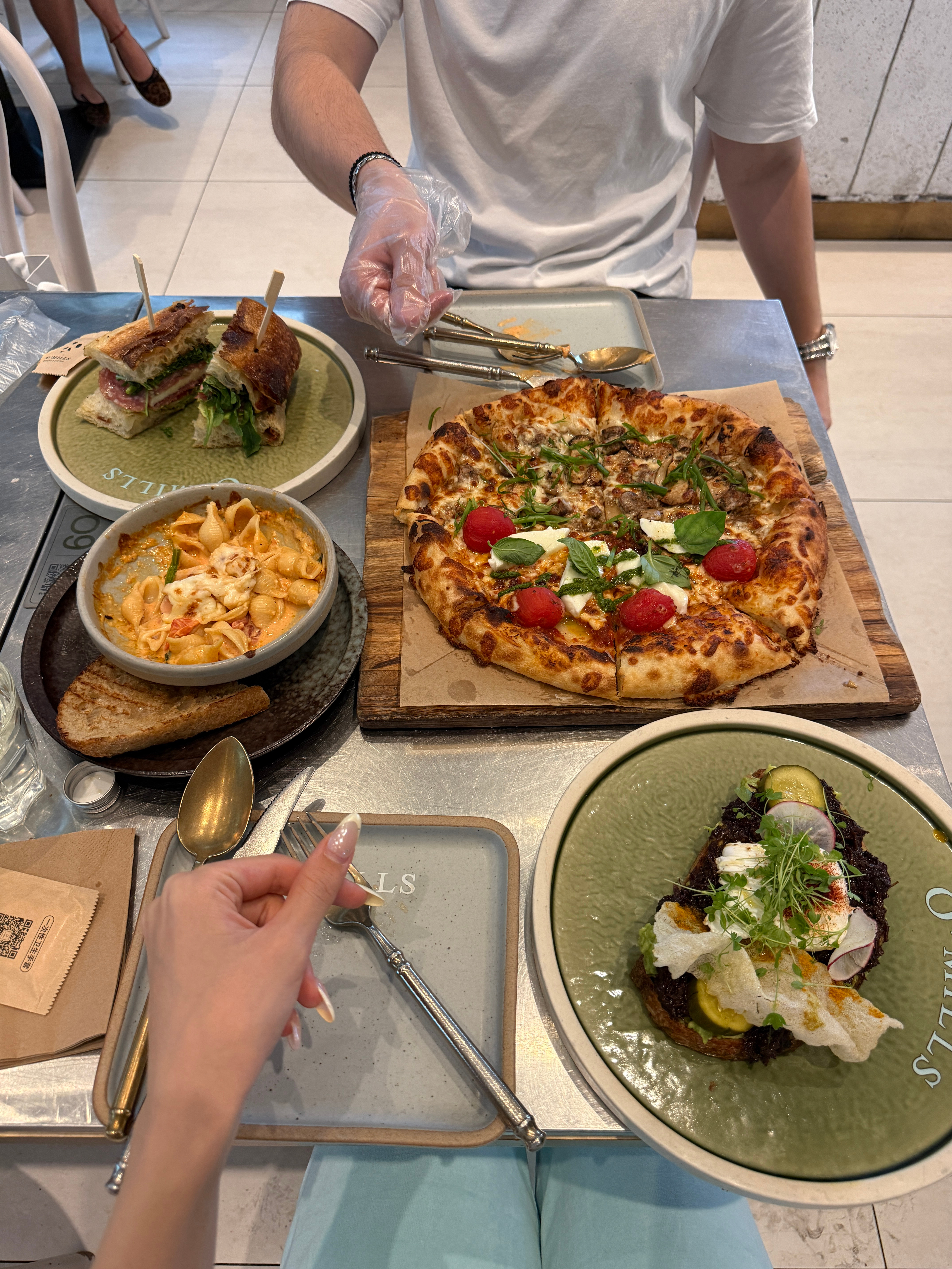 说来吃点健康的然后两个人点了四份主食 