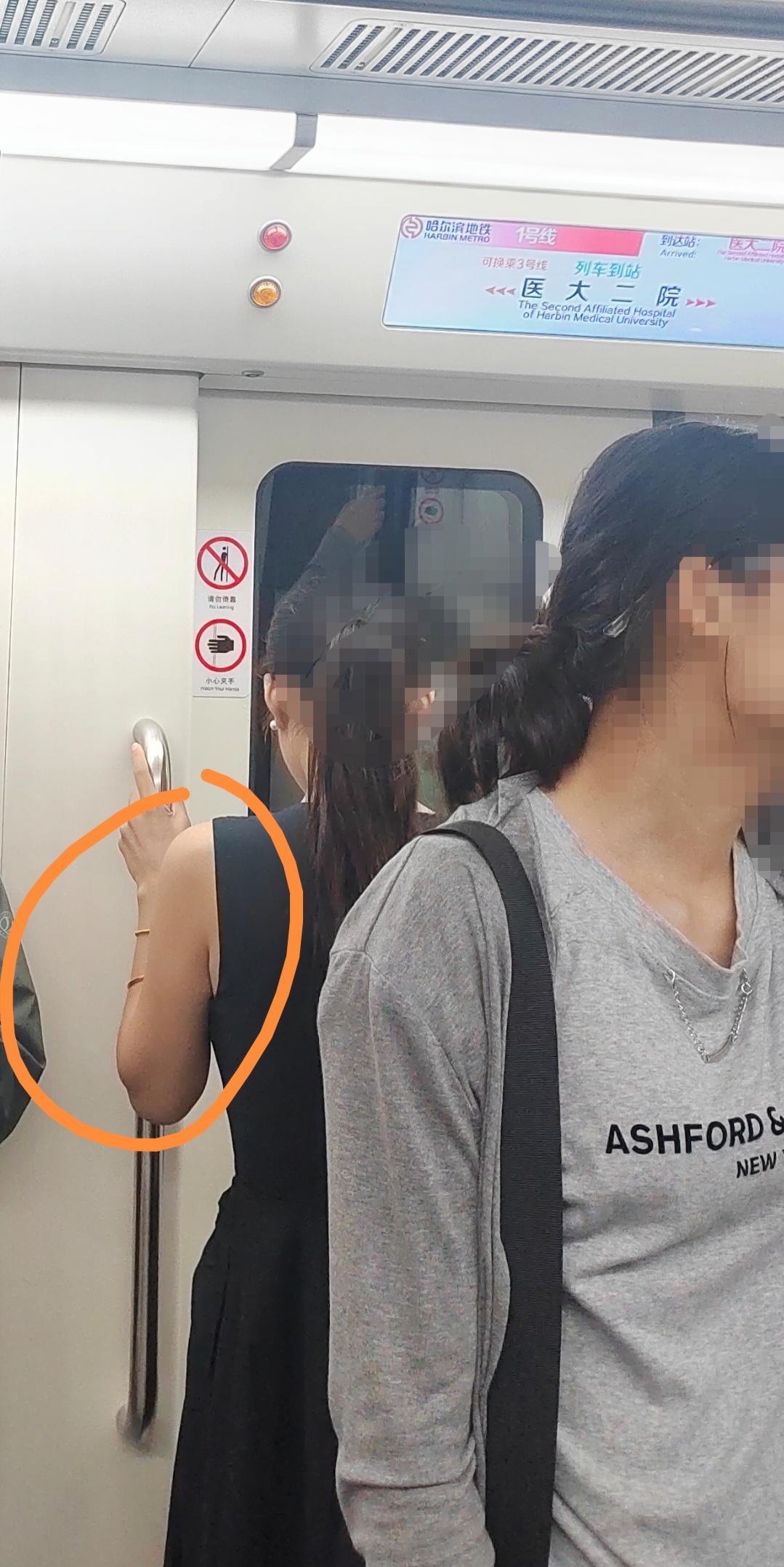 还是东北女孩任性有钱，坐地铁一个胳膊上戴两个大金镯镯子！这就是东北，治安管理方面
