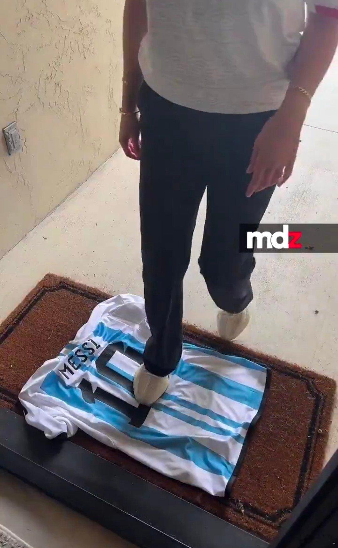 一些埃及球迷在阿根廷vs瑞士 比赛中，诅咒淘汰了他们的球队和其球星。并希望瑞士能
