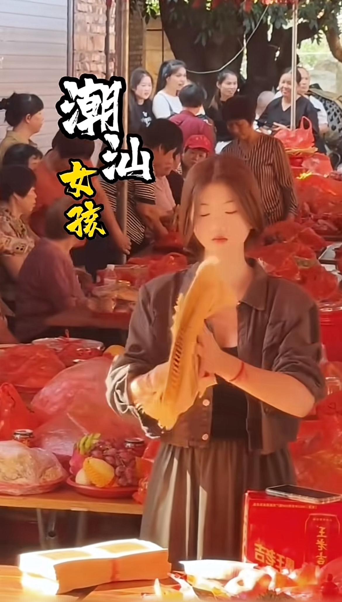 潮汕女孩子从小学转金纸，这背后可是满满的文化传承。转金纸在潮汕习俗里有着重要地位