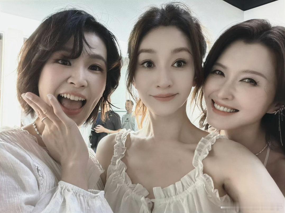李小冉曾沛慈合照​​李小冉晒与姐姐们合照🈶，小冉和曾沛慈终于有合照了！[哈哈]
