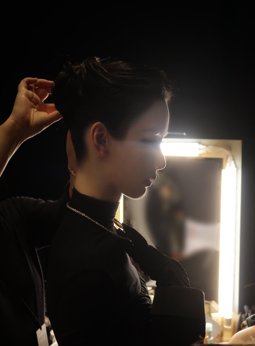 陈都灵分享写真花絮图片～“🖤💎有些光芒，值得跨越时光来遇见” 