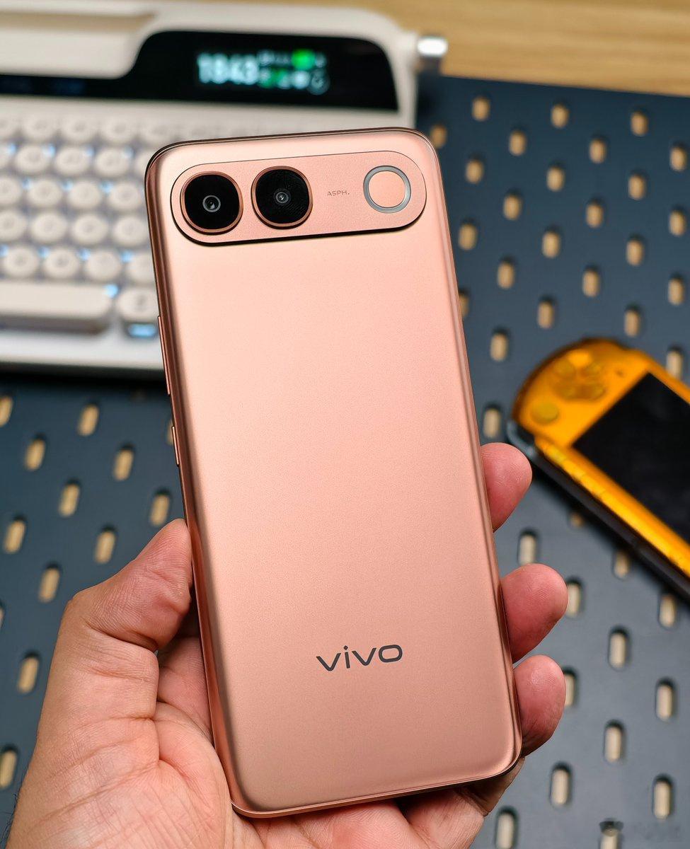 网传的vivo S2，终于不是生硬的大直框了，这圆润的后盖，看着就舒服，亲切