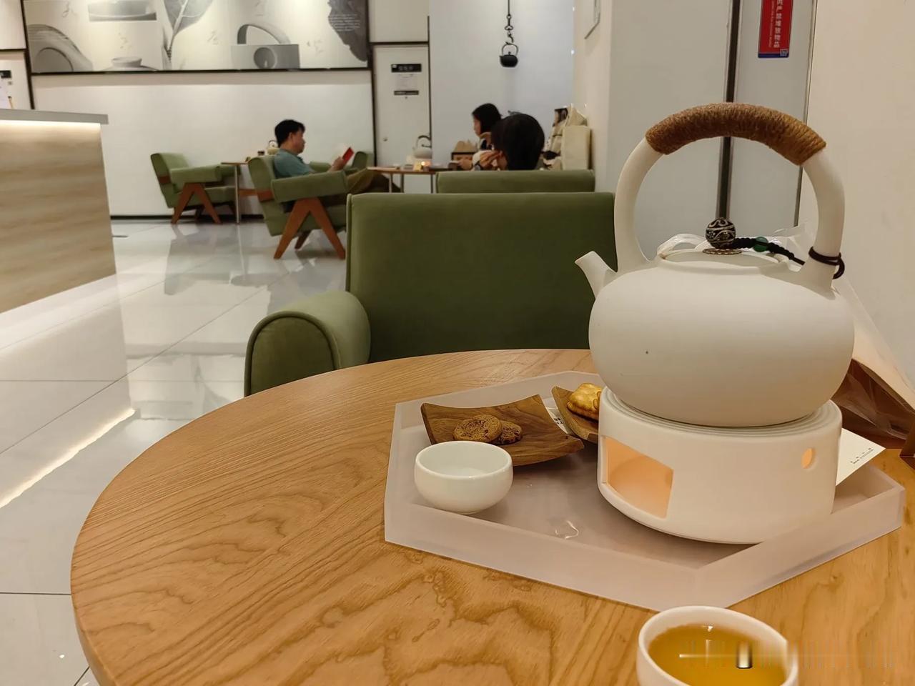 在繁华的深圳生活，周末找个地方读书，我觉得是感觉最幸福的一件事。一壶茶，一本书，