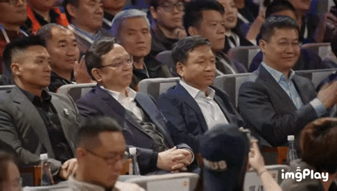 雷军的人脉可以，发布小米换代新车，新能源汽车行业的半边天都过来捧场了！雷军在台上